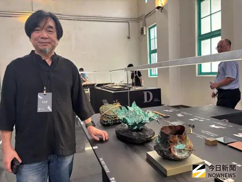 ▲何堂立「生命之葉」等作品，透過金屬鍛敲、建構焊接及化學染色等技法，呈現工藝創作者對自然、時間與生命的觀察。(圖／記者金武鳳攝，2026.8.21)