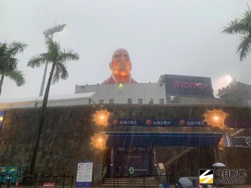 ▲新莊球場今日舉辦《進擊的巨人》主題日，下午球場下起大雨。（圖／記者陳柏翰攝,2026.8.21）