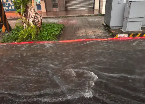 ▲台北市中山區、大同區積淹水，台北市議員顏若芳已接獲通報並處理。（圖／翻攝自Threads@yengafang）