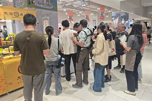 ▲「屏東物產展」從傳統美食、農產加工品、蜂蜜及可可巧克力，到檀香、手工皂等生活選物，展現屏東多元產業魅力。（圖／屏東縣府提供）
