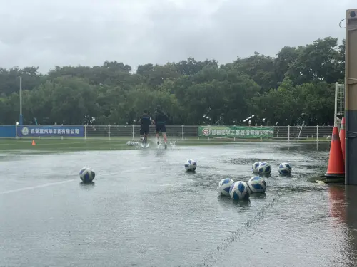 ▲中華女足練球首次遇到超級大豪雨，球場嚴重積水因而直接停練。（圖／記者林子翔攝）