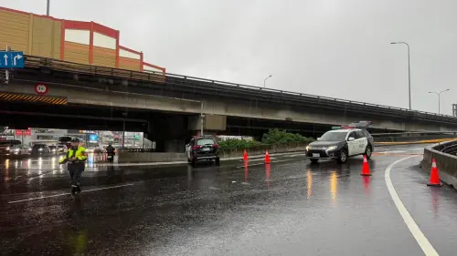 ▲台南仁德區高速一街往國道1號交流道及裕德街一帶出現明顯積水，現場已由警方拉起封鎖線，暫時進行交通管制。（圖／翻攝郭鴻儀臉書）