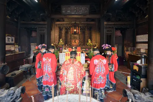 ▲中元普度法會由道行高深的道士依正統古禮科儀、奉誦經文，爲信眾消災祈福。(鹿港天后宮提供)