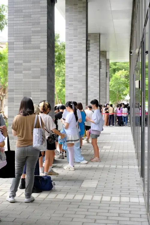 ▲快閃店台中首站昨（21）日開幕，吸引大批粉絲到場排隊。（圖／Smarprise提供）
