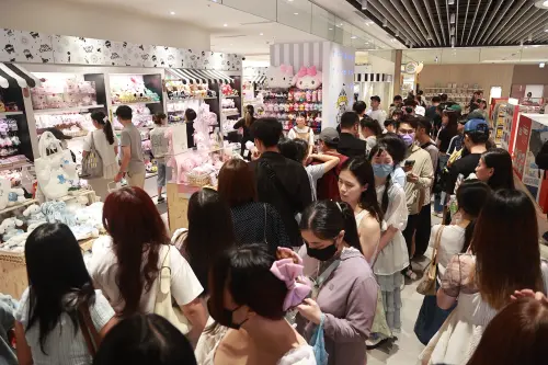 ▲SOGO大巨蛋上午11點開門後，大批民眾立即湧入店舖搶購，「飛耳大耳狗吊飾」開賣後不到15分鐘就完售。（圖／記者葉政勳攝）