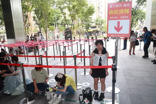▲SOGO大巨蛋正大門頭香是20歲的許小姐，瞄準星奇市限量「飛耳大耳狗吊飾」到場，早上7點就到場排隊。（圖／記者葉政勳攝）