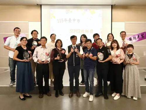 ▲台中市SUPER教師獎頒獎典禮，中山醫大3教師獲獎，與全體獲獎教師及教育局長蔣偉民(前排中)共同合影。（圖／中山醫大提供）