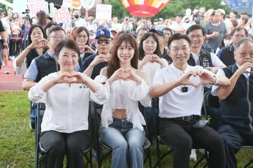 ▲李多慧代言石岡熱氣球嘉年華，與盧秀燕、江啟臣同框。（圖／台中市政府提供，2026.08.22）