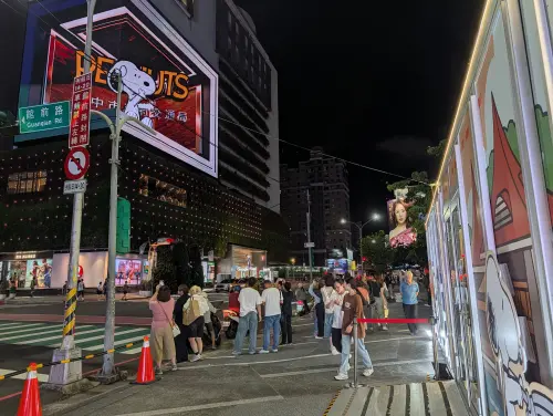 ▲草悟道商圈安排史奴比交通安全宣導短片，希望讓更多市民接觸交通安全(圖／交通局提供2026.8.23)