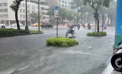 ▲高雄連日遭豪大雨、超大豪雨襲擊，多處道路積淹水、交通受阻，高雄市政府接連宣布23日、24日停班停課，不過市區多數百貨、購物中心仍維持正常營業，形成「市民停班停課、百貨員工照常上班」的強烈落差。（圖／民眾提供）