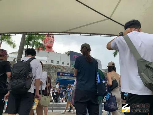 ▲富邦悍將《進擊的巨人》主題日，不少球迷、粉絲一早就在場外拍巨人。（圖／記者陳柏翰,2026.8.22）