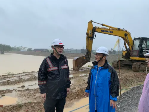 強降雨襲高雄　高雄水情應變中心二級開設　陳其邁赴仁武勘災