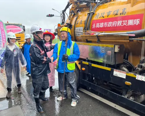 ▲陳其邁前往八德北路了解道路側溝及洩水孔清疏情形，要求持續加強易積淹水路段巡查清疏，確保排水暢通。(圖／高市府提供)