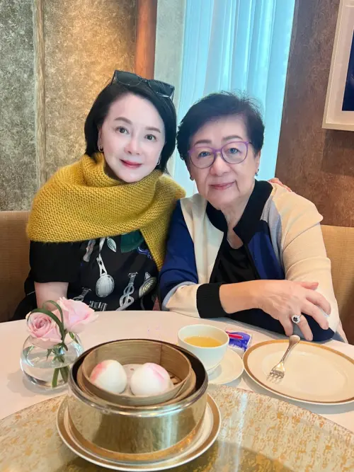 ▲查小欣分享和梁朝偉媽媽（右）聚餐的合照，86歲梁母容光煥發，氣色非常好。（圖／查小欣 ChaCha IG@cha_siuyan）