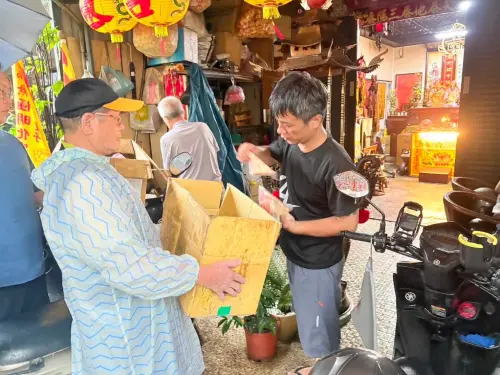 ▲台南市府針對受災最重 11 戶發放每戶 2 萬元緊急處理費，並啟動「一戶一社工」發放物資關懷受災居民。（圖／翻攝自黃偉哲臉書）