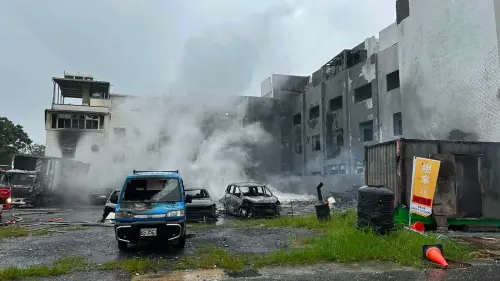 ▲海佃路大火造成 11 戶住宅重創及周邊 57 戶受波及，現場疑違法堆置化學廢棄物，市府已完成覆土並移送法辦。（圖／翻攝自黃偉哲臉書）