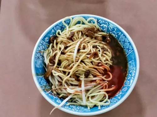 ▲阿坤麵的古早味乾麵靠著油蔥、肉燥、豆芽菜與特製甜辣醬，帶出獨有滋味。（圖／記者葉盛耀攝）
