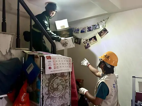 ▲第四作戰區官兵及安南區後備輔導中心人員協助災後復原。（圖／第四作戰區提供）