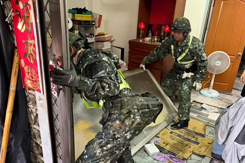 ▲現場大量玻璃碎片及危險物品，官兵穿戴手套等防護裝備，在確保安全前提下投入清理作業。（圖／第四作戰區提供）