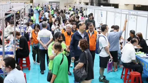 ▲高雄市政府勞工局舉辦薪動高雄職得幸福徵才活動，勞工局局長江健興到場為求職民眾加油打氣。(圖／高雄市政府勞工局提供)