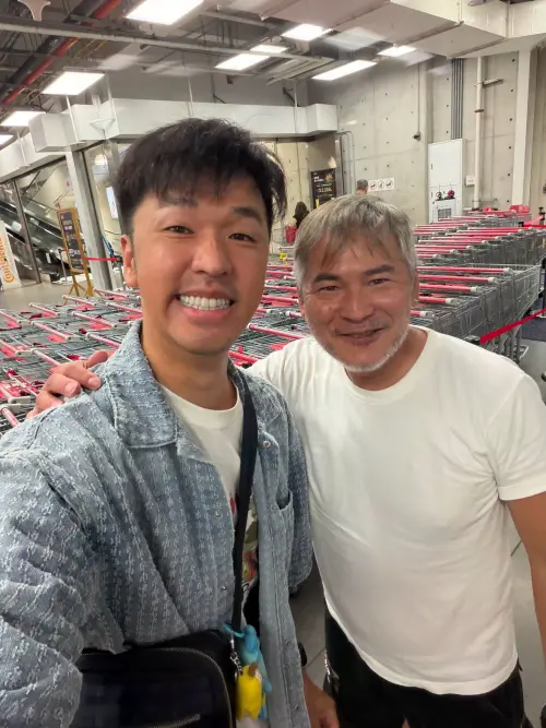 ▲香蕉（左）在大賣場偶遇馬國賢，兩人留下一張合照。（圖／香蕉 王俊傑臉書）