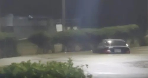 快訊／石門台二線淹水變汪洋！賓士泡水2人一度受困　現場狀況曝