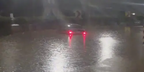 ▲石門洞附近道路積水成河宛如汪洋，造成台二線雙向一度無法通行，警方緊急到場抽水管制。（圖／翻攝自 Threads）