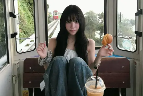 ▲YTR鈴因在受訪時的精緻美貌，而被大批網友翻出她的社群帳號。（圖／翻攝自IG@sutchy__）
