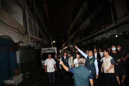 ▲台南市長黃偉哲接獲安南區發生重大爆炸失火事件，火送從新加坡搭機返台，並於昨(22)日晚間與台南市長參選人陳亭妃慰問火警受災住戶，並了解其家園受損情形。（圖／台南市府提供）