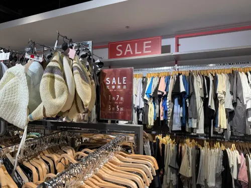 ▲NET門市現場圍起紅標商品SALE專區。（圖／記者蕭涵云攝）
