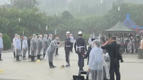823周年／穿雨衣追思！賴清德8字提醒國人：和平協議只會換來屈辱