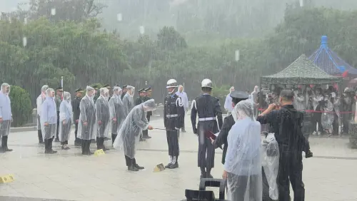 ▲金門上午下大雨，賴清德赴太武山公墓主持追思祭悼典禮。（圖／記者陳佩君攝，2026.08.23）