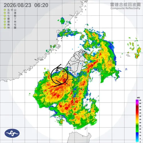 ▲前中央氣象局長鄭明典今（23）日上午提醒，從氣象署的雷達回波動態，可以看到目前台灣西南部有個旋轉雨帶，是預報上很需要注意的現象。（圖／鄭明典臉書）