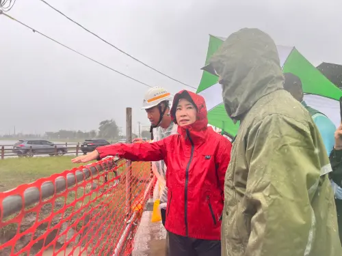 ▲春米視察南州萬華地區牛埔溪排水改善工程，了解萬華橋改建及渠道拓寬進度，持續強化區域排水能力。（圖／屏東縣府提供）