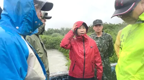 ▲周春米視察東港三西和農場滯洪池及東港第一排水整治情形，盼透過滯洪調節及排水改善。（圖／屏東縣府提供）