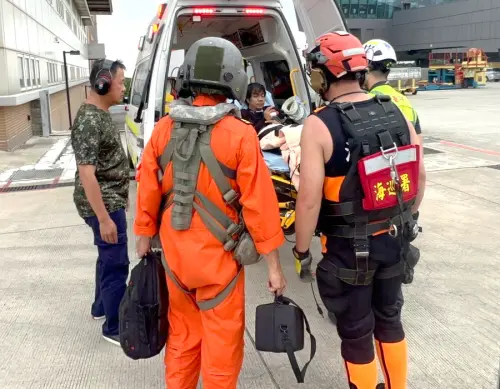 海巡空勤人員神救援！海巡署空勤吊掛分隊救援郵輪旅客及貨輪船員