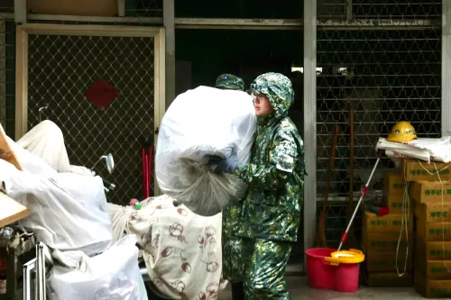 ▲陸軍八軍團協助台南安南區受災戶清理家園。（圖／台南市府提供）