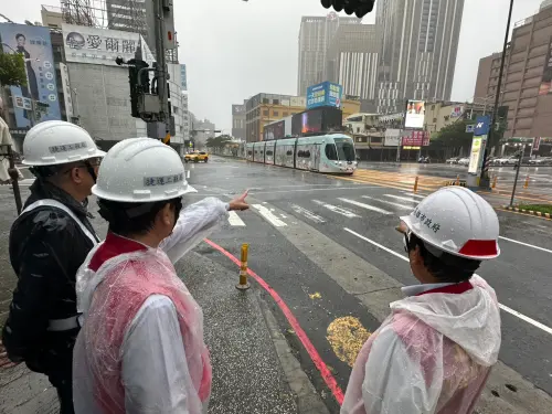 ▲林欽榮前往輕軌愛河之心站視察，全面檢視輕軌沿線及車站之防汛措施與營運安全。（圖／高市府捷運局提供）