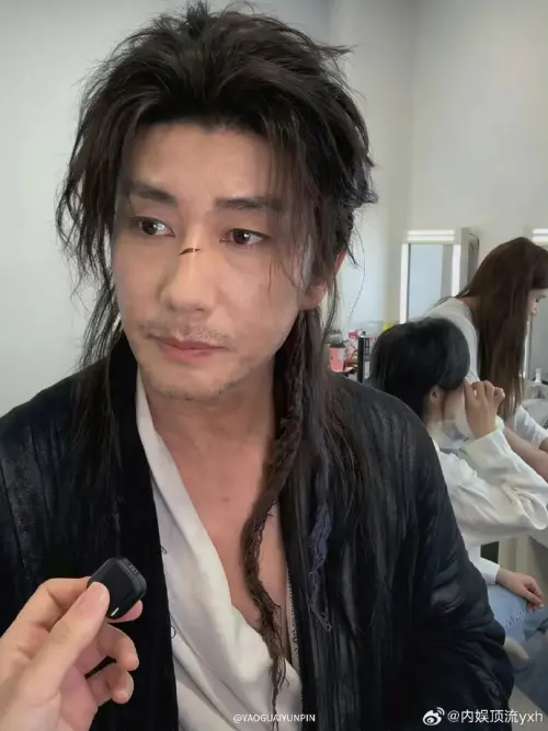 ▲趙露思的爸爸長相帥氣，打扮起來還有點像男星黃曉明。（圖／微博＠內娛頂流yxh）