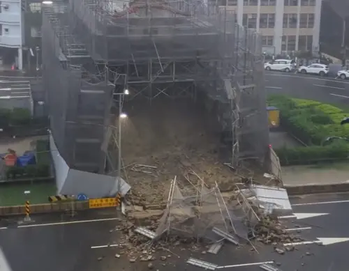 台南東門城今晨突倒塌！「土石沖毀鷹架」大雨猛炸　驚悚畫面曝光