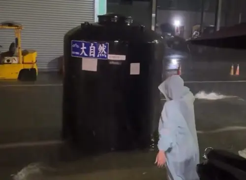 台南暴雨淹水「水塔漂路上」！他困水中超淡定：第一次在海景餐廳