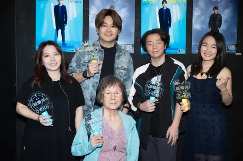 ▲蘇媽媽（前方）後左起Jennifer、蘇震洋、Danny、小姨子都到場支持。（圖／綵星娛樂）