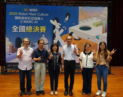 ▲2026年WRO國際奧林匹亞機器人暨MARC AI全國總決賽，在嶺東科技大學春安校區登場，台中市教育局賴緣如副局長(左三)到場為選手加油鼓勵。（圖／嶺東科大提供）