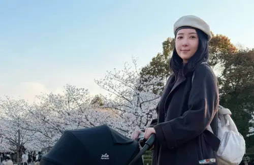 ▲五熊今年4月有去奈良看櫻花，疑似就是在這趟旅行中對佛足石潑油的。（圖／蔡頤榛臉書）