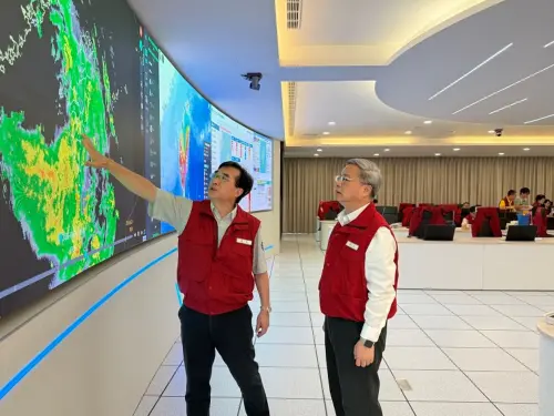 ▲連日強降雨已導致中南部地區發生不少積淹水災情，經濟部長龔明鑫今（24）日一早赴經濟部應變小組視察，並指示全力支援地方需求。（圖／經濟部提供）