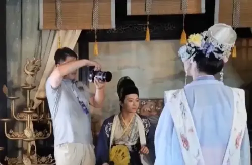 ▲外國遊客也瘋拍短劇！橫店「一日演員」體驗爆紅（圖／截自微博）