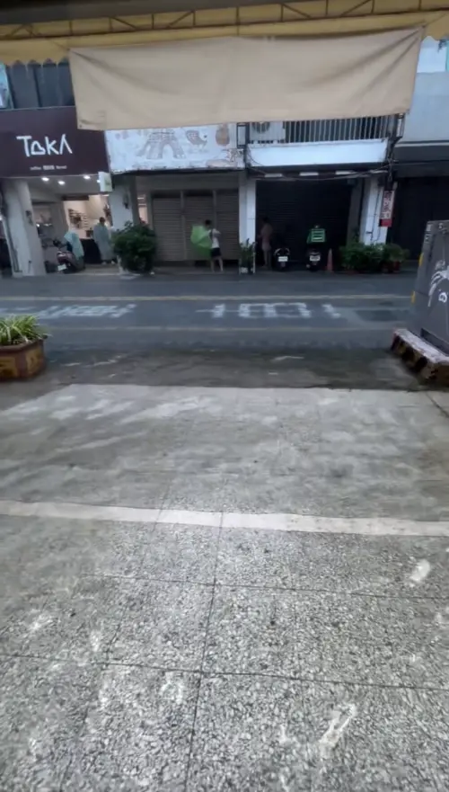 ▲▼友愛街、海安路周遭店家PO出騎樓淹水畫面，水深約在腳踝高度，不過誇張的是水質竟然相當清澈，宛如乾淨的淡水湖泊。（圖／翻攝自Threads@mumuyagi_1213）