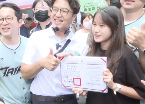 ▲女高中生表示，很欣賞沈伯洋守護民主、自由的理念，因此希望能把獎狀變成自己喜歡的模樣。（圖／翻攝畫面）