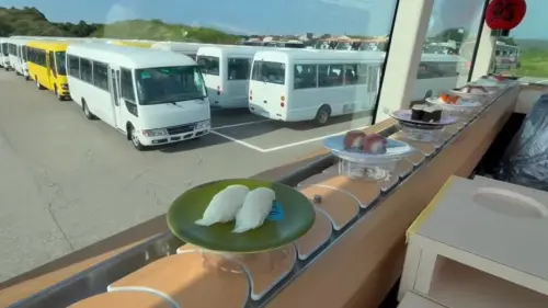 ▲東京推「迴轉壽司巴士」！70分鐘無限暢食（圖／截自Sushi Bus Co）