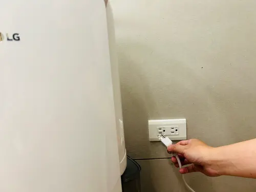 ▲豪雨來襲前，插頭、延長線若可能遭雨水潑濺或接觸積水，應先拔除電源並移至乾燥處，降低電線受潮、漏電風險。（圖／486團購提供）